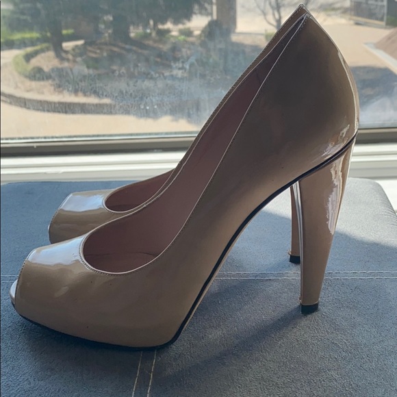 Stuart Weitzman nude peep toe pumps. Size 38.5 - Picture 3 of 7